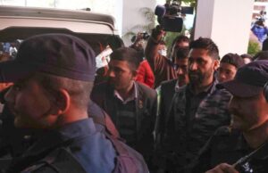 नागरिकताको प्रक्रिया पूरा गर्न जिल्ला प्रशासन कार्यालयमा रवि लामिछाने