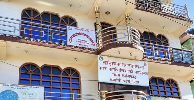 कालीकोटका मेयर र उपमेयरबिच विवाद हुदाँ सडकमै हात हालाहाल