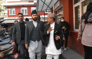 नागरिकता लिन जिल्ला प्रशासन कार्यालय पुग्दै रवि लामिछाने