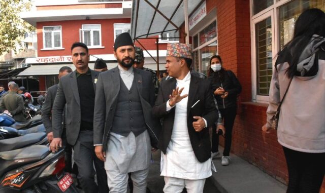 नागरिकता लिन जिल्ला प्रशासन कार्यालय पुग्दै रवि लामिछाने
