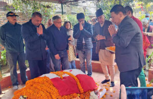 पूर्वगभर्नर जबराको पार्थिव शरीरमा कांग्रेस नेताहरुले ओढाए पार्टीको झण्डा