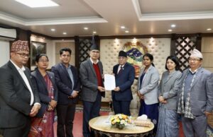 प्रधानमन्त्री प्रचण्डसमक्ष एमालेका मन्त्रीहरूले बुझाए राजीनामा