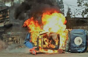 बालाजु क्षेत्रको आन्दोलनमा प्रदर्शनकारीले जलाए प्रहरीको दुईवटा गाडी