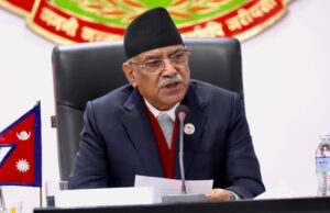 प्रधानमन्त्री दाहाल दलका प्रमुख सचेतकहरुसँग छलफल गर्दै