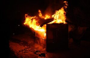 माछापोखरीको अस्थायी प्रहरी बिटमा आन्दोलनकारीले गरे आगजनी