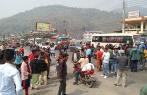 दोषीलाई पक्राउ गर्न नसकेको भन्दै पूर्व-पश्चिम राजमार्ग अवरुद्ध