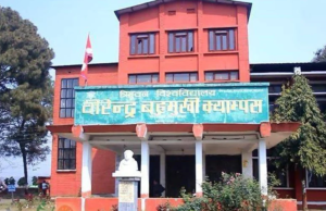 स्ववियू निर्वाचन : चितवनका क्याम्पसमा लगाइएको ताला प्रहरीले तोड्यो