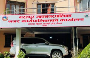 भक्तपुर नगरपालिकाद्वारा सडक पेटीमा राखिएका सामान जफत