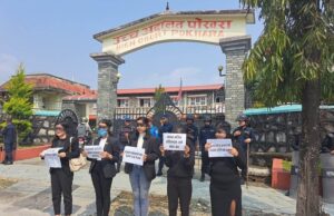 नायक पल शाहलाई सफाइ दिएको विरोधमा उच्च अदालत पोखरा बाहिर प्रदर्शन