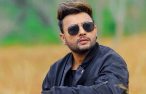 गायक दुर्गेश थापासहित तीन जना विरुद्ध प्रहरीमा उजुरी