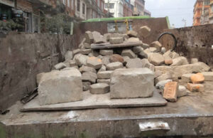 फुटपाथका अव्यवस्थित सामग्रीहरु हटाउदै महानगर