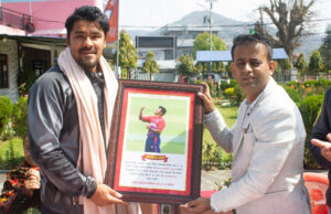 पोखरा महानगरपालिकामा क्रिकेटर करण केसी सम्मानित