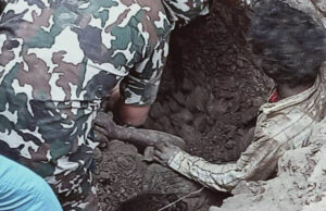 बालकोटमा ढल खन्ने क्रममा दुईजना मजदुर पुरिदा एक जनाको मृत्यु