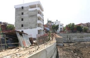 ललितपुरमा अपार्टमेन्ट बनाउँदा भासियो वरपरका घरहरु