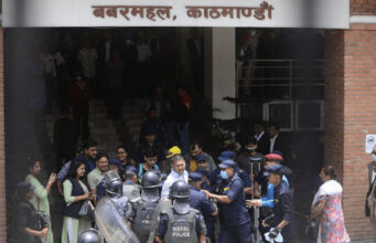 जिल्ला अदालत पुगेर धर्ना दिन खोज्दा पक्राउ परेका उपप्राध्यापक प्रेम चलाउने रिहा