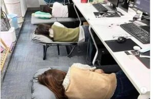 जापानमा गरियाे अफिसमा नै कर्मचारी सुतुन भनेर ओच्छयानको ब्यवस्था