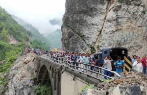 पहिरोका कारण नारायणगढ-मुग्लिन सडक अवरुद्ध