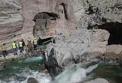 मेलम्ची खानेपानी मुहान अम्बाथान जाने सडक अवरुद्ध