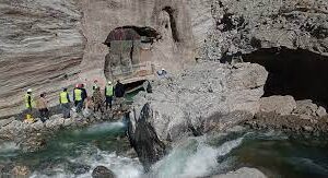 मेलम्ची खानेपानी मुहान अम्बाथान जाने सडक अवरुद्ध