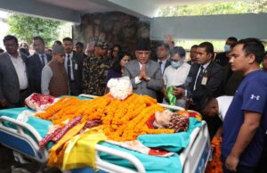 मन्त्री किराँतीको पितालाई श्रद्धाञ्जली दिन प्रधानमन्त्री ललितपुरमा