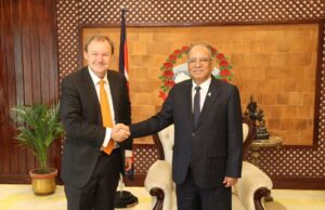 प्रधानमन्त्री प्रचण्डलाई भेटे युकेका राजदूत फेनले