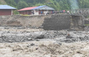 मेलम्ची खानेपानी मुहान अम्बाथान जाने सडक अवरुद्ध