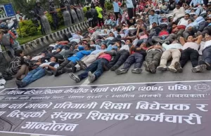 राहत र पेन्सन वञ्चित शिक्षकले सडकमा सुतेर गरे प्रदर्शन