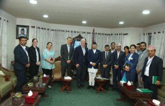 सभामुख घिमिरेसँग अमेरिकी सिनेटर होलेनको भेट