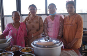 समाजसेवी सरस्वती खत्रीद्धारा आमाघरमा खाना र कम्बल सहयोग