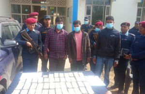 १० लाख भारतीय रुपैयाँसहित ३ जना पक्राउ