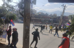 दुर्गा प्रसाईं समूह र युवा संघका कार्यकर्ताबीच ढुङ्गा हानाहान