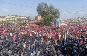 दुर्गा प्रसाईँका प्रदर्शनकारीहरु बल्खुबाट कुलेश्वरतिर छिर्न खोज्दा प्रहरीसँग झडप, अश्रुग्यास प्रहार