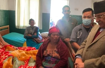 सानीभेरी अस्पताल पुगेर प्रधानमन्त्रीले लिए घाइतेहरूको स्थितिबारे जानकारी