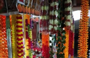 तिहारको मुखमा कृत्रिम फूलमा वन्देज लगाएपछि साना व्यापारी पीडित