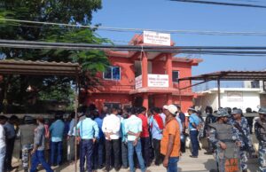 कार्यालयमा गरिएको तालबन्दीले हाजिर हुन नपाएपछि सिम्रौनगढ नगरपालिकाका प्रमुख प्रशासकीय अधिकृत अधिकारी मन्त्रालयमा फिर्ता