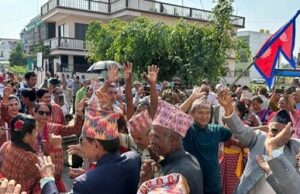 पूर्वराजा शाहको स्वागतमा बिर्तामाेडमा सर्वसाधारणकाे भीड