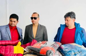 प्रजातान्त्रिक संघले भूकम्पप्रभावित जिल्लाका पत्रकारलाई ज्याकेट वितरण गर्दै