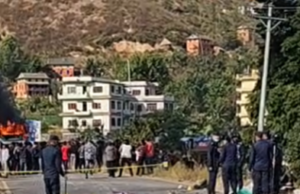 मोटरसाइकललाई ठक्कर दिएको भन्दै स्थानीयले जलाए बस