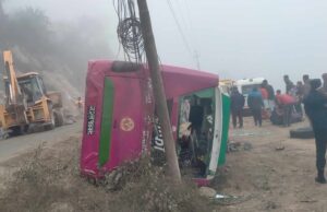 तनहुँमा टिप्परलाई ओभरटेक गर्दा बस दुर्घटना, १८ यात्रु घाइते