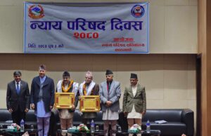 यस वर्षको उत्कृष्ट न्यायाधीश किरणकुमार पोखरेल र डा. राजेन्द्रकुमार आचार्य