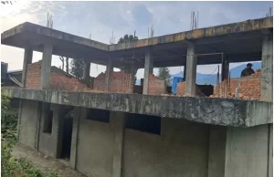 स्वास्थ्यचौकी भवन ठेकेदारको लापरबाहीले अलपत्र
