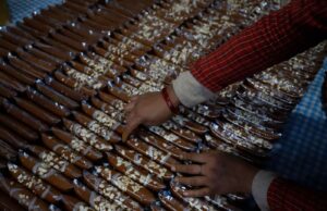माघे संक्रान्तिका लागि चाकु बनाउन भ्याइ-नभ्याइ छ टोखाका चाकु उद्यमीलाई