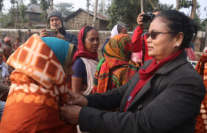 शितलहरबाट बचाउन सांसद चौधरीद्वारा ज्येष्ठ नागरिकलाई न्यानो कपडा वितरण