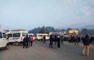 सुर्खेतमा यातायात व्यवसायीबिच झडप हुँदा तनावग्रस्त, दुई जना घाइते