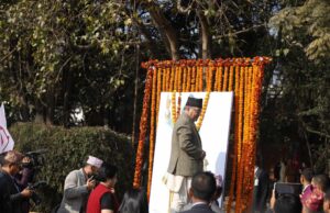 प्रधानमन्त्री प्रचण्डले गरे पृथ्वीनारायण शाहको तस्बिरमा माल्यार्पण