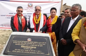 प्रधानमन्त्रीद्वारा धनुषा र सिरहा जोड्ने पक्की पुलकाे शिलान्यास