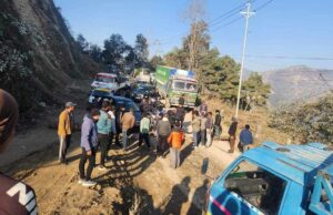 सडक निर्माणको माग गर्दै अरनिको राजमार्ग बन्द