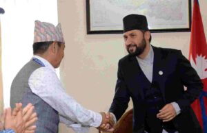 रास्वपाको आलोचना गर्दै आएका हर्क साम्पाङले भेटे रवि लामिछाने