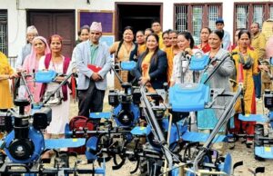 वीरेन्द्रनगरमा ‘मेयरसँग महिला किसान’ कार्यक्रम : आत्मनिर्भर बनाउन मेसिनरी औजार वितरण