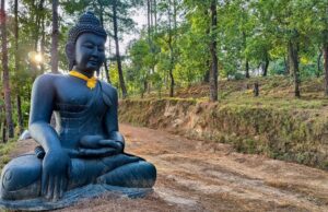 भक्तपुरको उत्तरी भेगमा अवस्थित त्रिशुल डाँडामा राखिएको अलपत्र बुद्धको मूर्ति